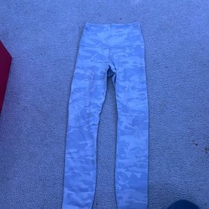 White camo lulu leggings (wunder under) size 2